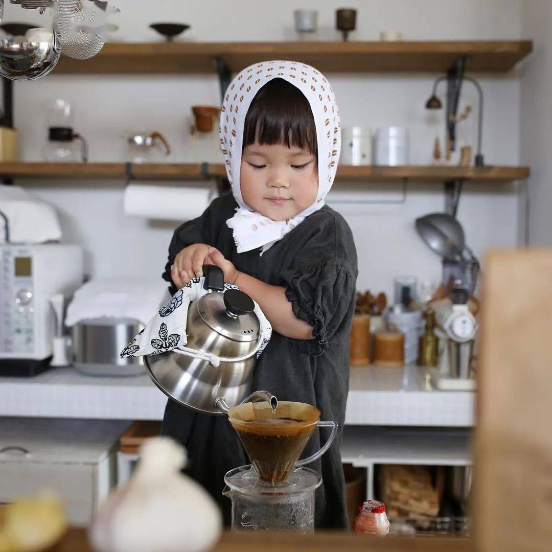 这个火爆 ins 的萌娃，4 岁创咖啡品牌，几十万网友感慨