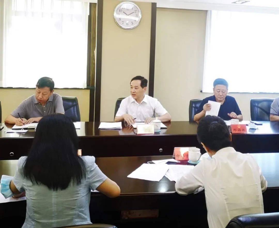 一号重点建议"督办工作情况推进会,市人大常委会副主任邓福林主持会议