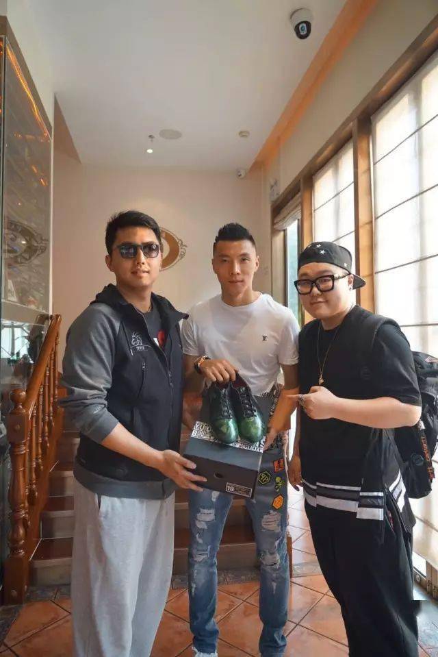 球鞋|客制最好还是放家里，以免被人说成fake丨客制球鞋采访