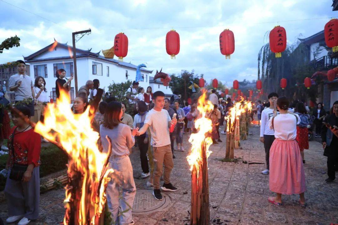 今年丽江古城的火把节有点特别……_纳西