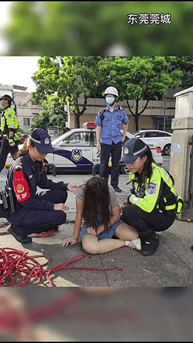 东莞|可以牵一下我的手吗？女铁骑温柔劝导轻生女子