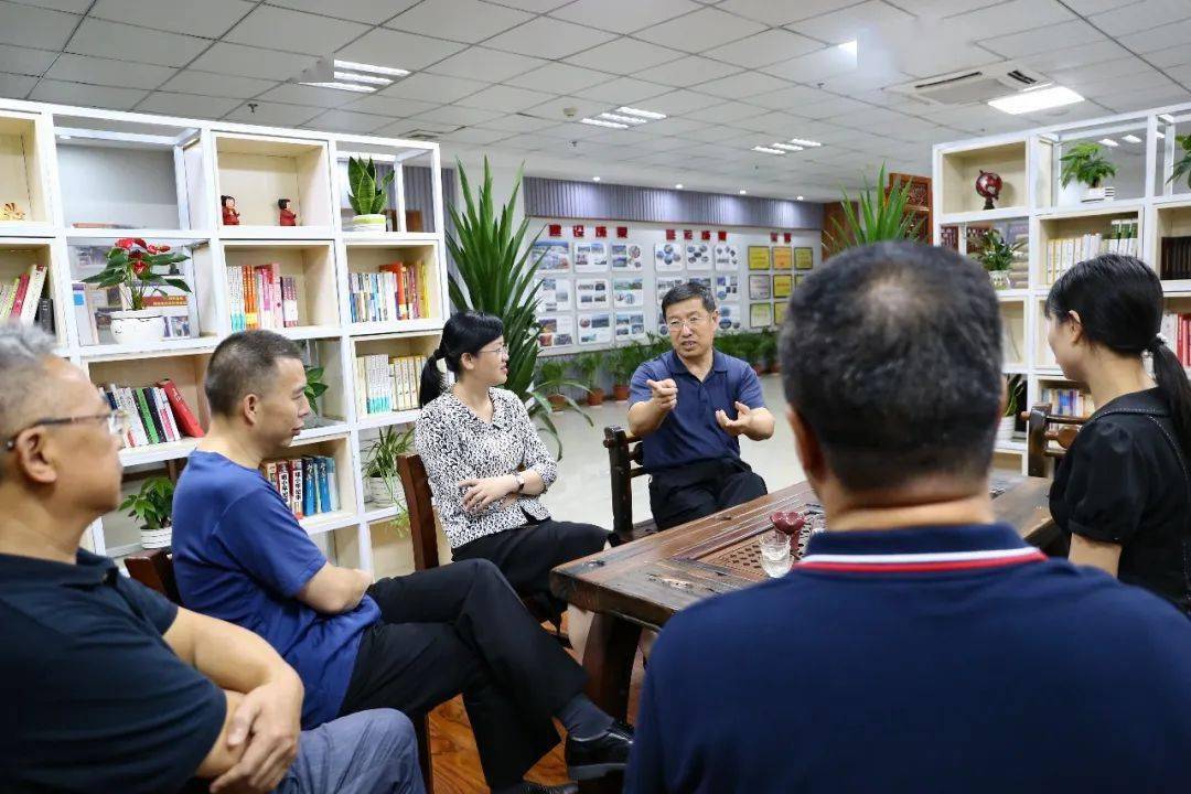 重庆海关总署副关长王忠文一行来物流园区调研保税仓库建设情况