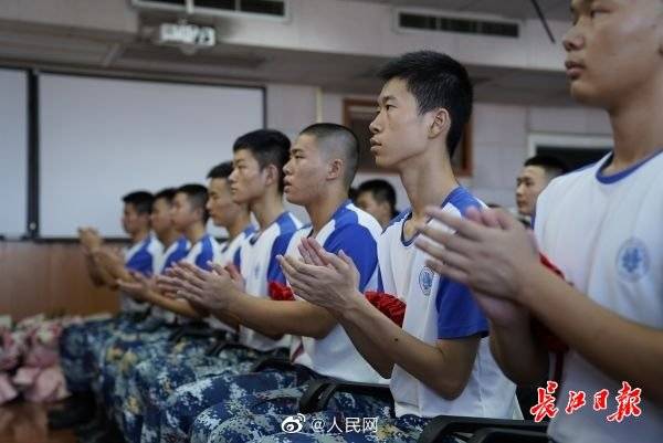 华体育app下载手机版-
牛！武汉1个班17人被录取为空军航行学员(图2)
