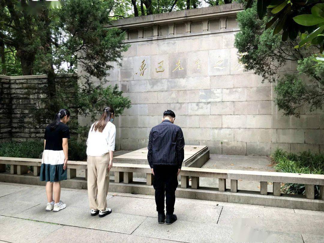 在参观完鲁迅纪念馆后,浦江星火实践队的队员们在指导老师姚旭的带领