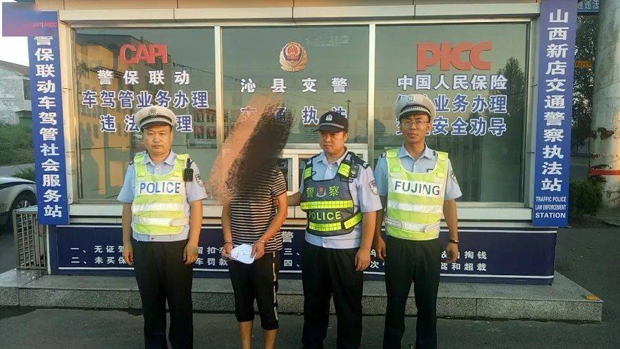 13日17时许,民警在辖区208国道新店交警执法站路段设卡,联合对过往