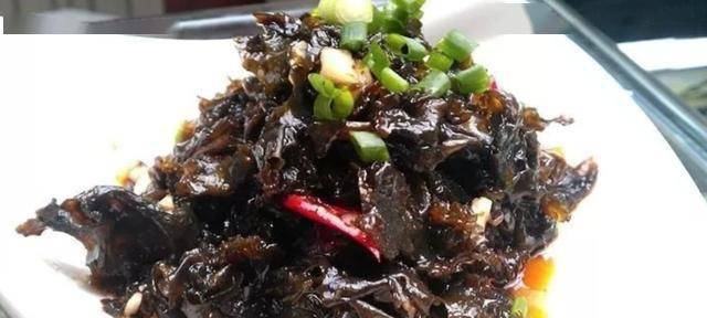 农村山上长的土木耳，能做多种美食，营养价值又好吃