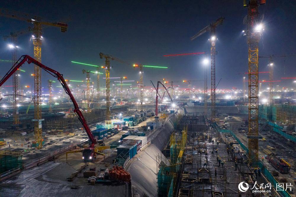 林立如繁星般点缀夜空,雄安新区建设者与时间赛跑,夜以继日奋战在工地