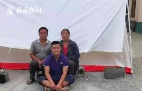 灭火器|凌晨拿餐遇火灾 外卖小哥砸开卷帘门往火场冲…