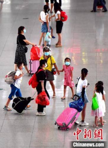 候车|福州：小朋友提前返乡备开学