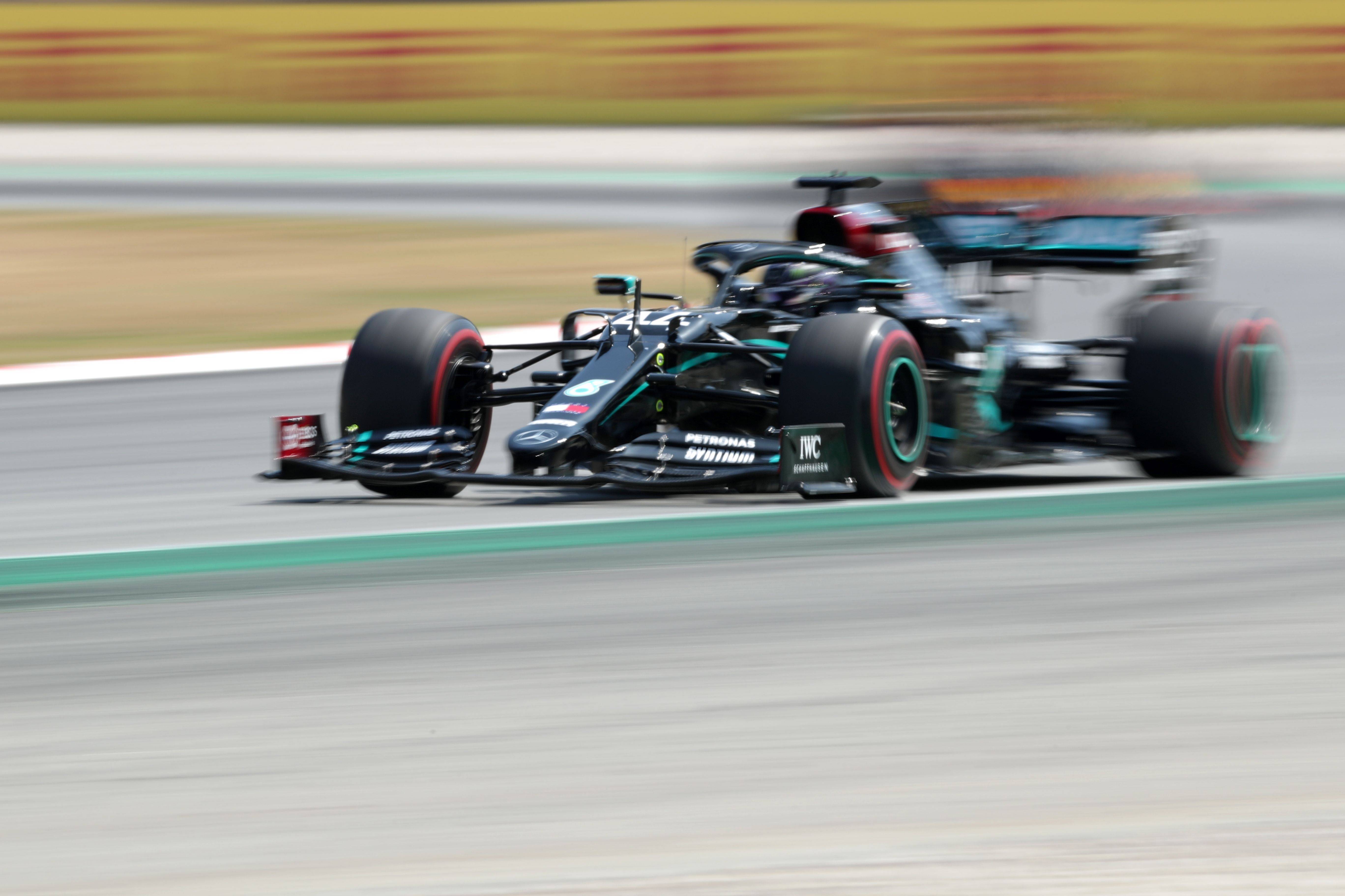 8月16日,梅赛德斯车队英国车手汉密尔顿驾驶赛车在比赛中.