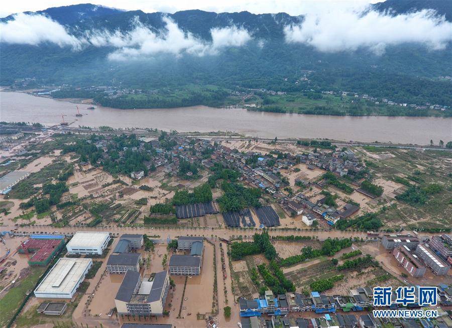 8月18日拍摄的青衣江与洪水过后的雅安市雨城区草坝镇(无人机照片).