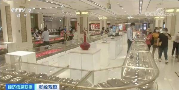 利率决定|疯狂！黄金涨涨涨，市民卖卖卖！有人提着58斤金币去变现......