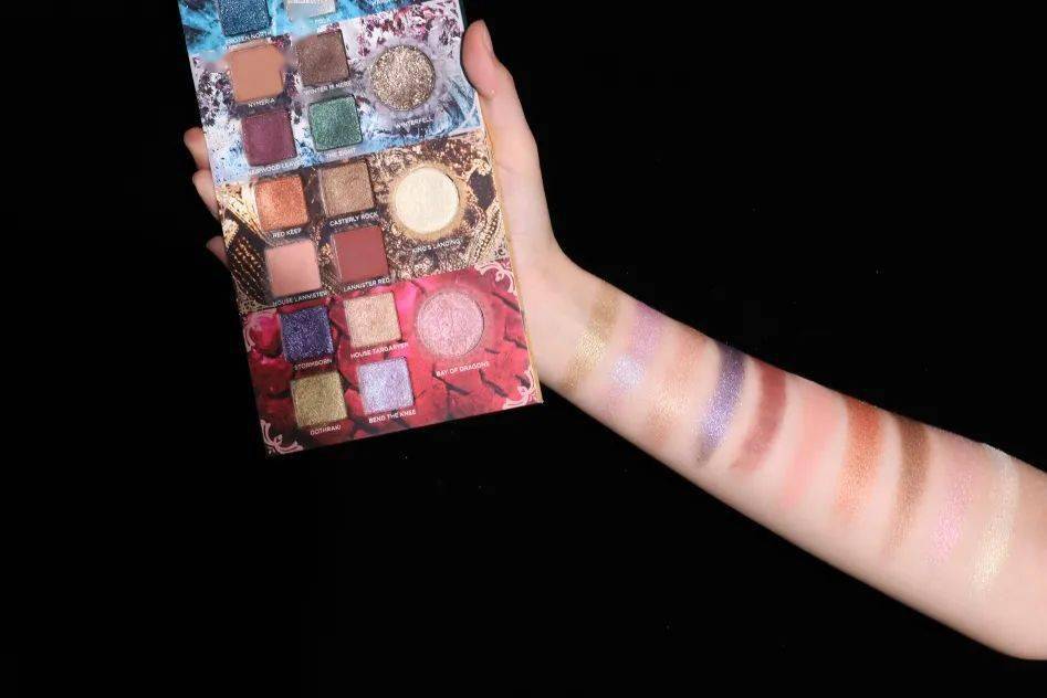 美人|彩妆博主人手一盘的UD眼影，究竟是真好用还是纯跟风？！