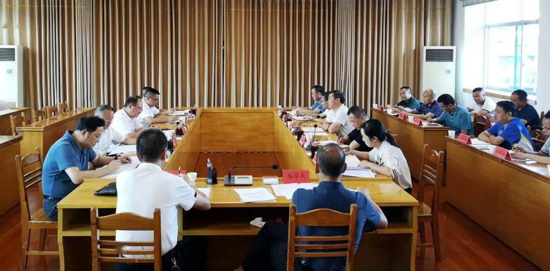 黔东南州常务副州长周舟到施秉县调研