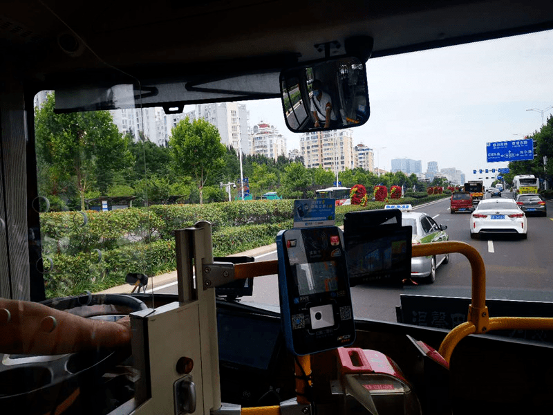 乘客|驾驶员与乘客成了“老铁”，青岛463路微循环公交：居民的“知心号”定制车