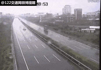 电动汽车怕涉水吗?本周持续有雨,注意行车安全!_雨天