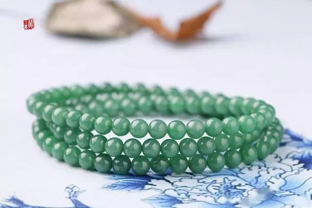 翡翠|清代满绿翡翠珠链现身鉴宝,一颗就值20万?!