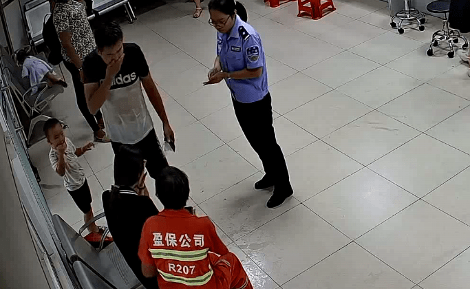 李逢连|爸爸妈妈不见了！佛山3岁小男孩车流中急哭了，幸亏……