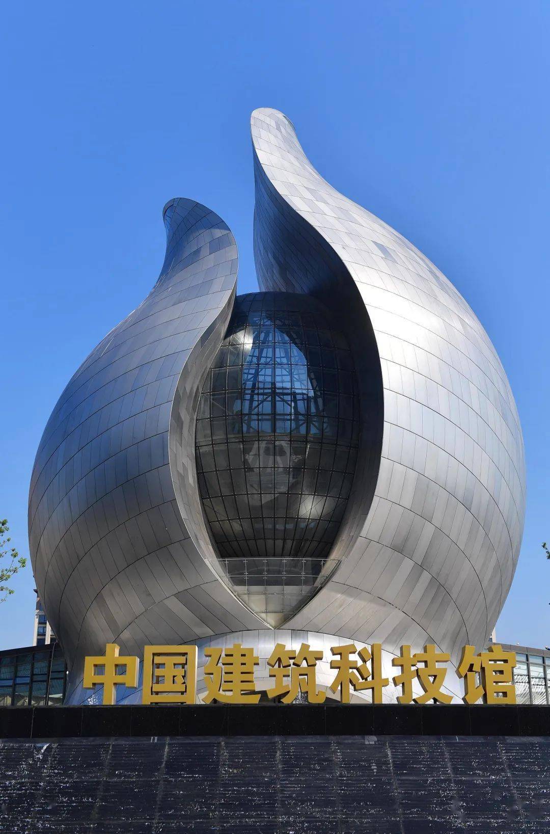 9万平方米 由中国台湾著名建筑师 李祖原先生主持设计 中建三局投资