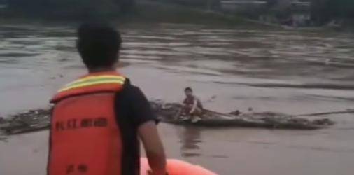 洪水|命大！女子赌气跳江遇上涨洪水，踩木头漂流一夜后获救
