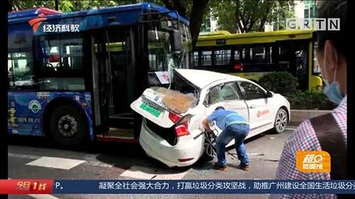 米高|广州一小车小车被两公交夹成“三文治”，幸好无人员伤亡！