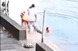 环卫工|女子感情失意跳入河中，环卫工大姐挥了挥扫帚将她救上岸