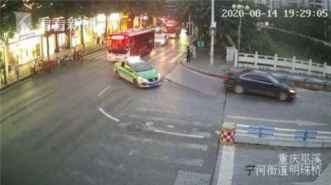 出车途中听到“救命” 的哥不顾一切连闯红灯送