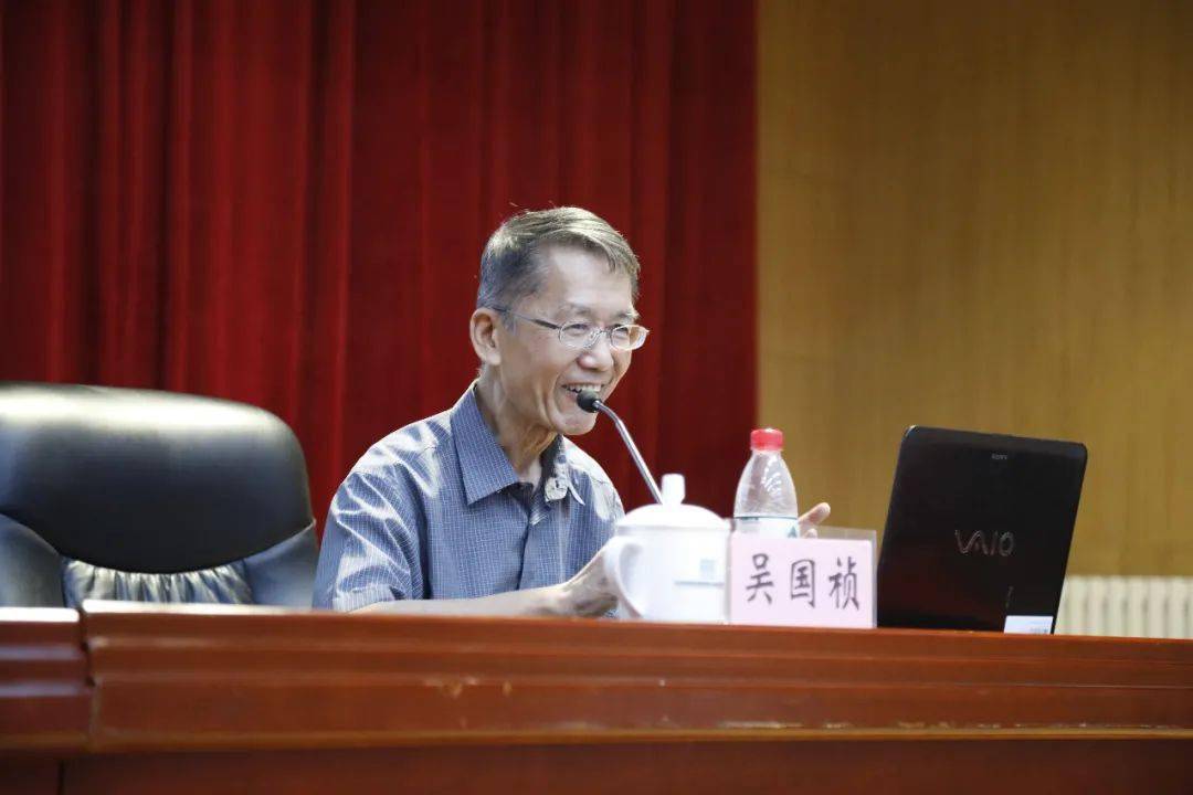 培训会上,全国政协常委,清华大学吴国祯教授做了《台湾问题纵观》的