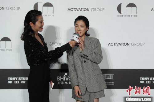 张亨伟|超模吕燕“换角”登台 刘涛、马伊琍现身助阵