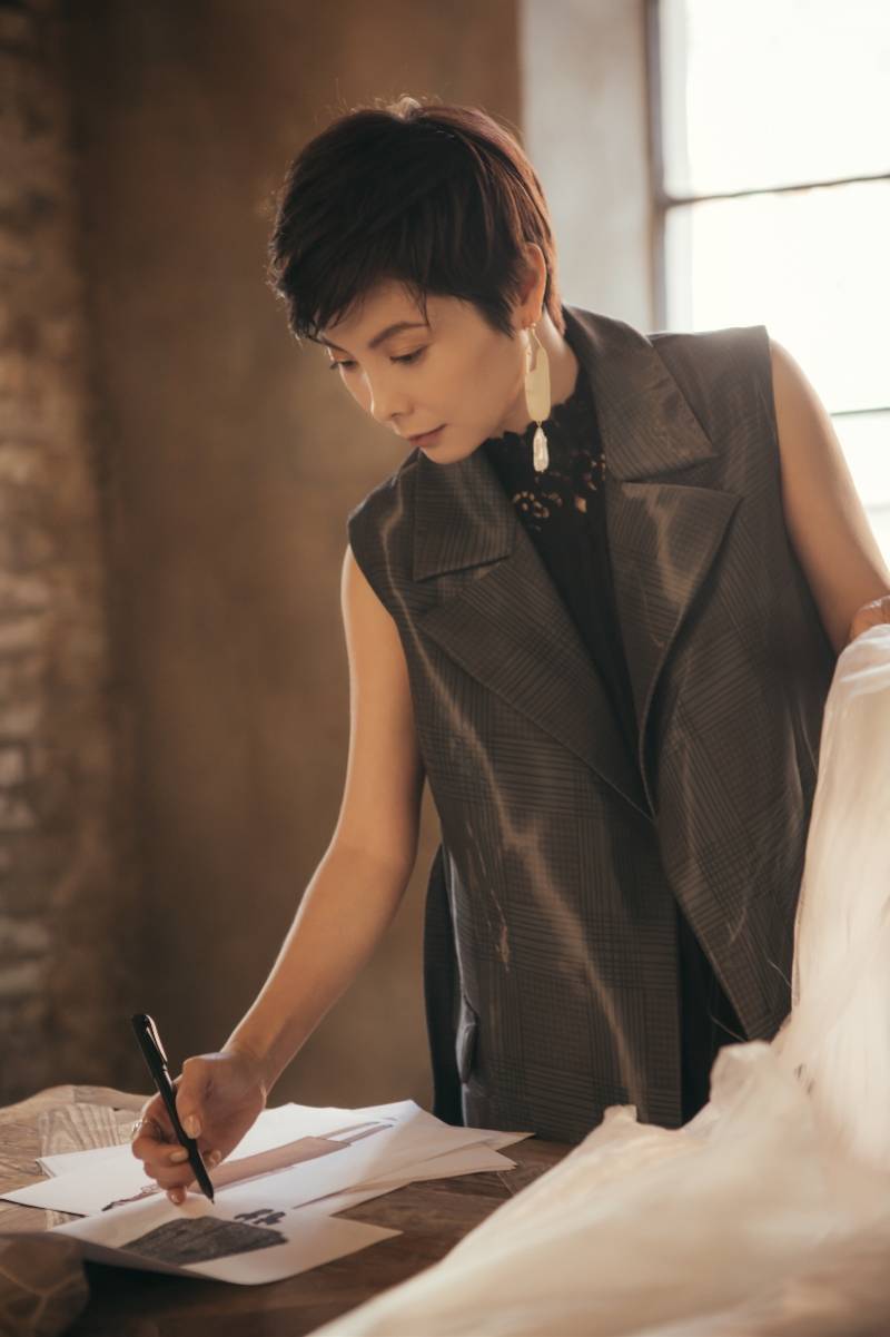 赵卉洲|中国首位登上米兰时装周女设计师：剪纸刺绣融入设计展示东方神韵