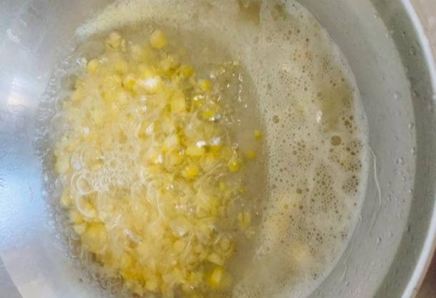 培根|好看又好吃创意满分!用火龙果榨汁做的玫红色披萨