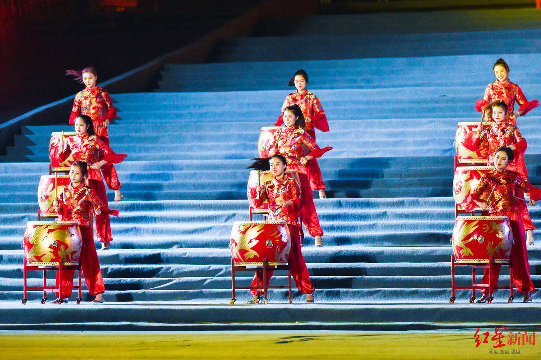 苏辰庚|燃！“爱成都 迎大运”主题晚会开场，“杨门女将”鼓动东安湖