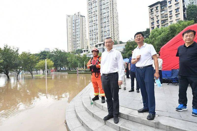 8月19日,区委书记,重庆经开区党工委书记(兼)颜伟到南滨路检查洪峰