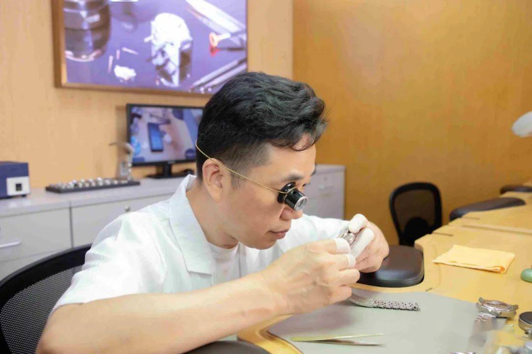 ��һ�¶����� | �߽�ʢʱ�ӱ�ά��ʦ���ں���Ƶ��