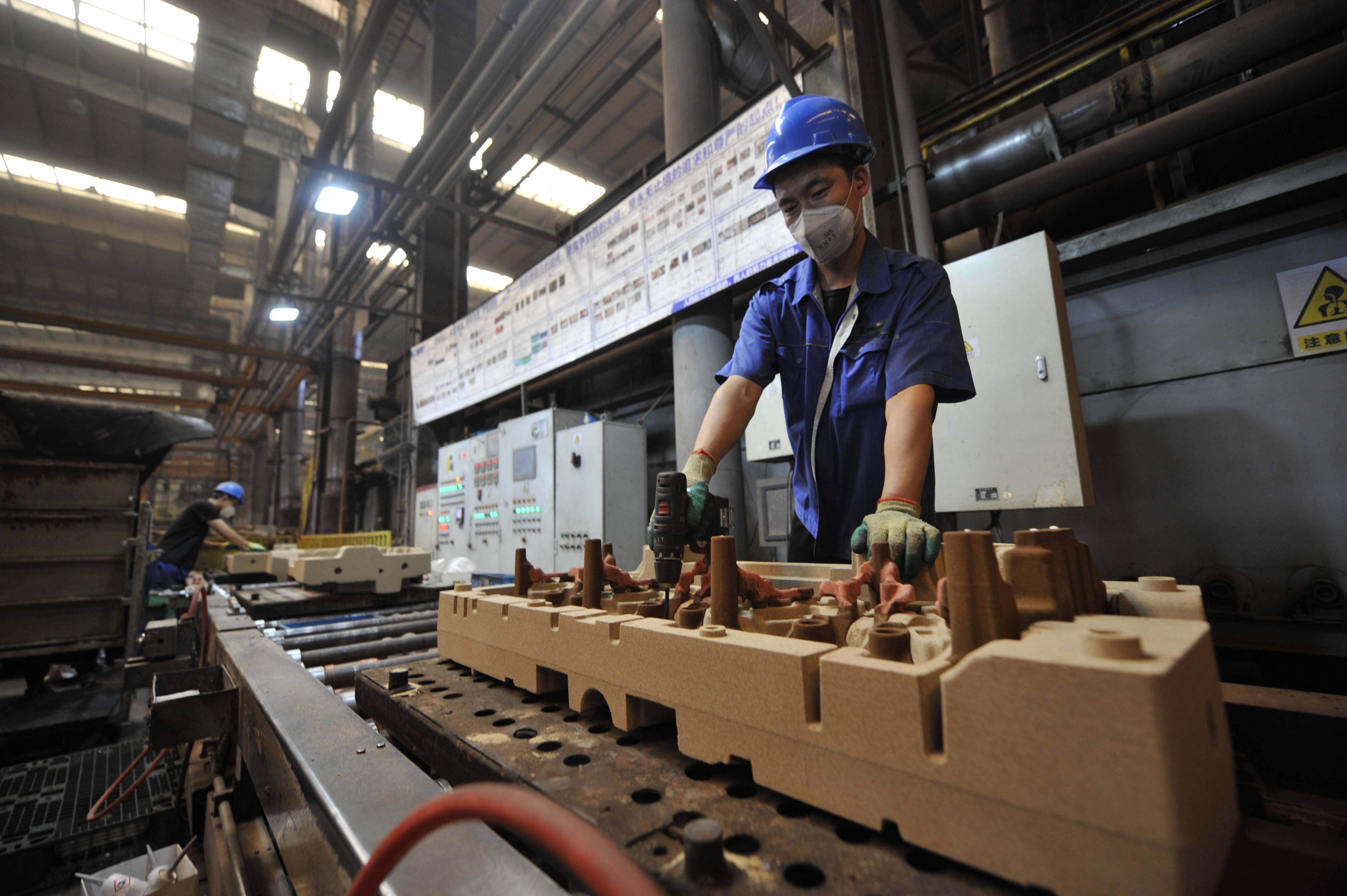 8月21日,工作人员在双滦区北汽福田汽车股份有限公司车间内工作.