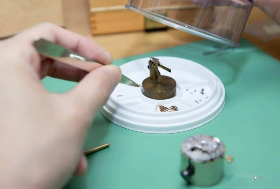 ��һ�¶����� | �߽�ʢʱ�ӱ�ά��ʦ���ں���Ƶ��