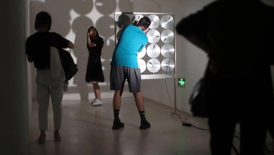 展览|“朋友，你挡我拍照了！”这一文艺圣地正被网红们占领