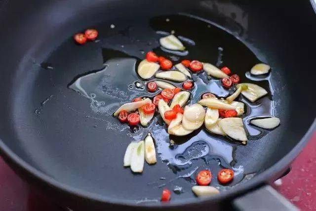 大虾|试试这个做法,连虾壳都吃的一干二净大虾别再油焖了