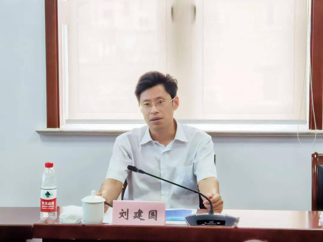 刘建国一行首先现场观摩了梅陇镇劳动关系预警系统的运行演示,并听取