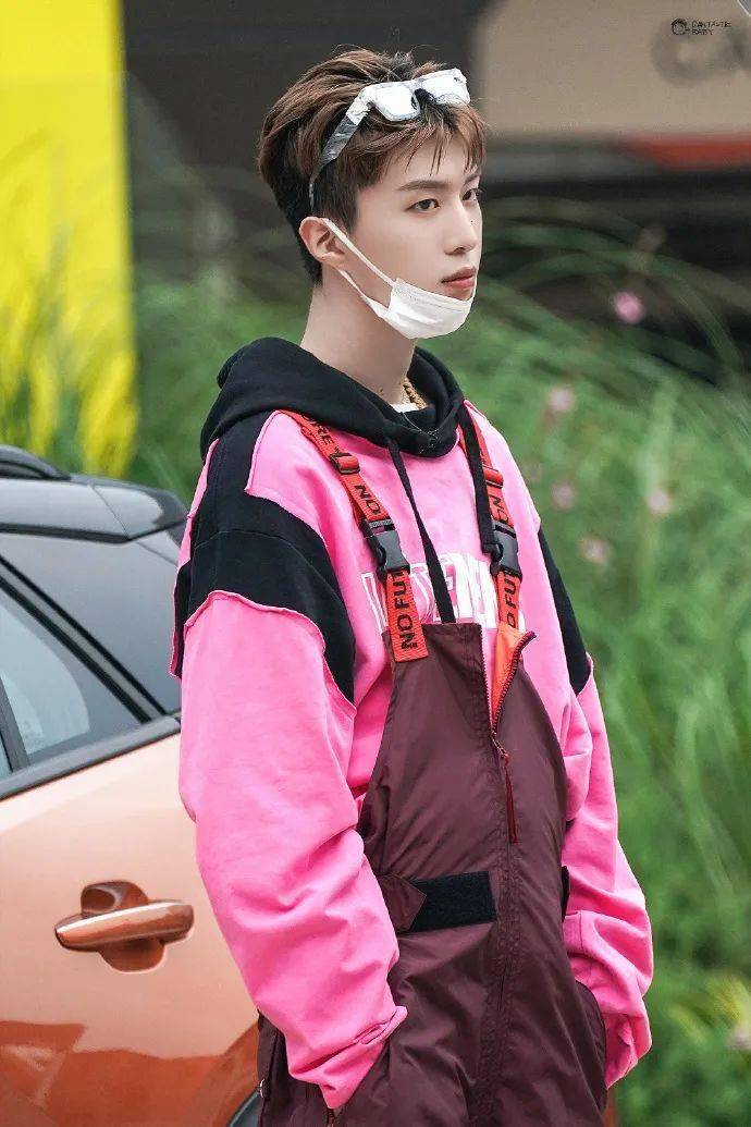 娜比|早秋第一件单品我选好了！是杨洋娜比都Pick的背带裤~