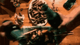 酒桌上|银行新员工不喝领导敬酒被打耳光：“酒桌文化”害了多少人