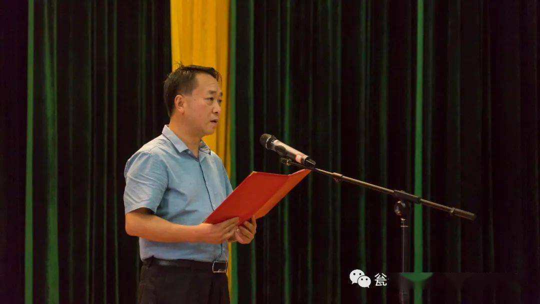 瓮安县委常委,宣传部部长夏吉友亲临音乐会现场并宣布音乐会开幕.