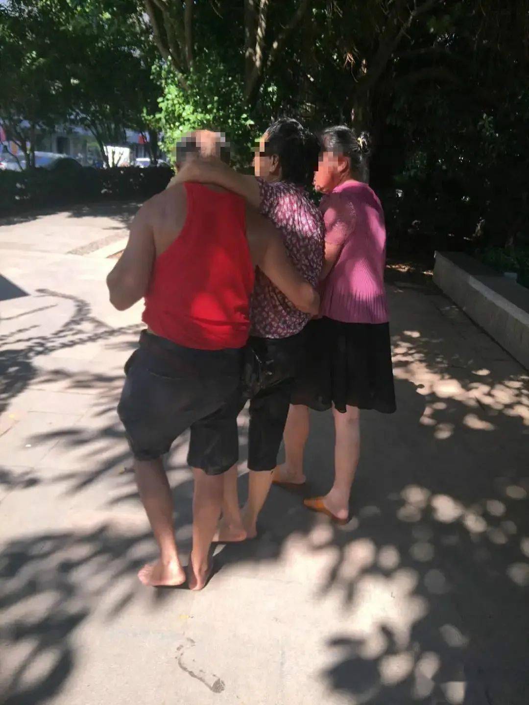 南康一女子跳进蓉江河,丈夫也跳河欲救妻子,周围群众共同施救