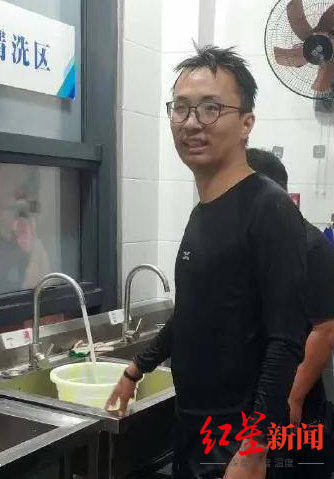 女孩|太帅了！24岁篮球教练飞身跳入河中勇救落水女孩