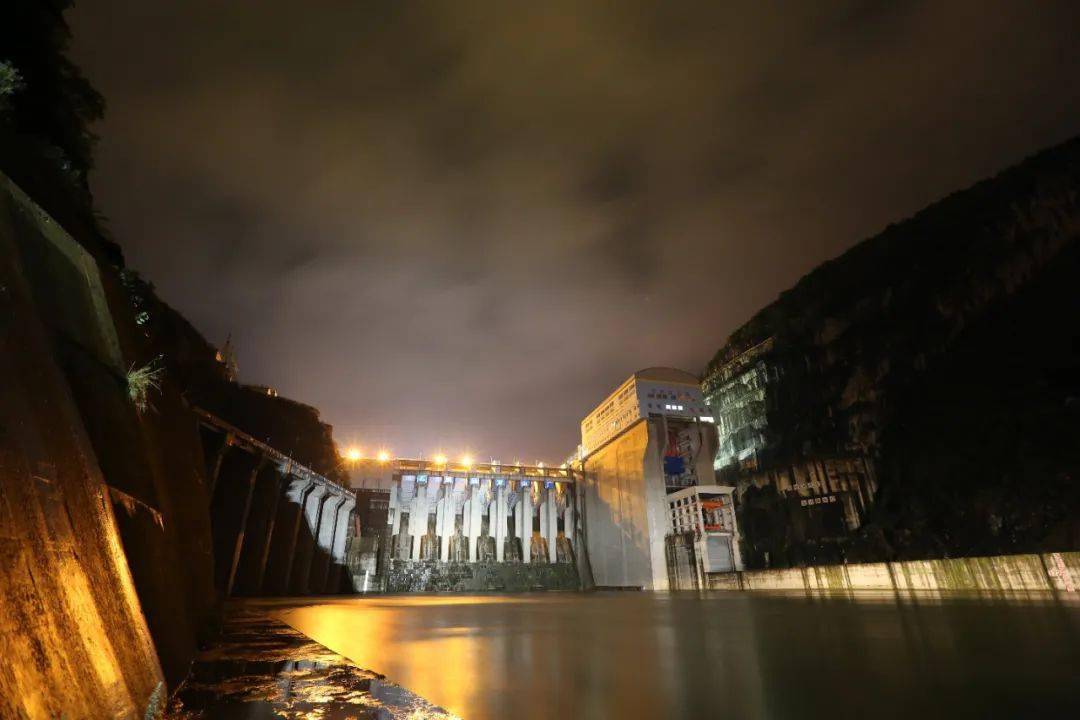 02:00,思林水电站机声轰鸣大多数人已经歇下而值班人员始终坚守在生产