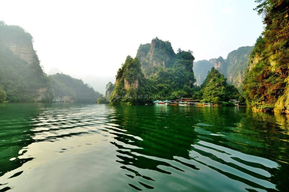 宝峰湖是大自然赐予的山水风景绝作,这里四面青山,一鸿碧水,给人以最