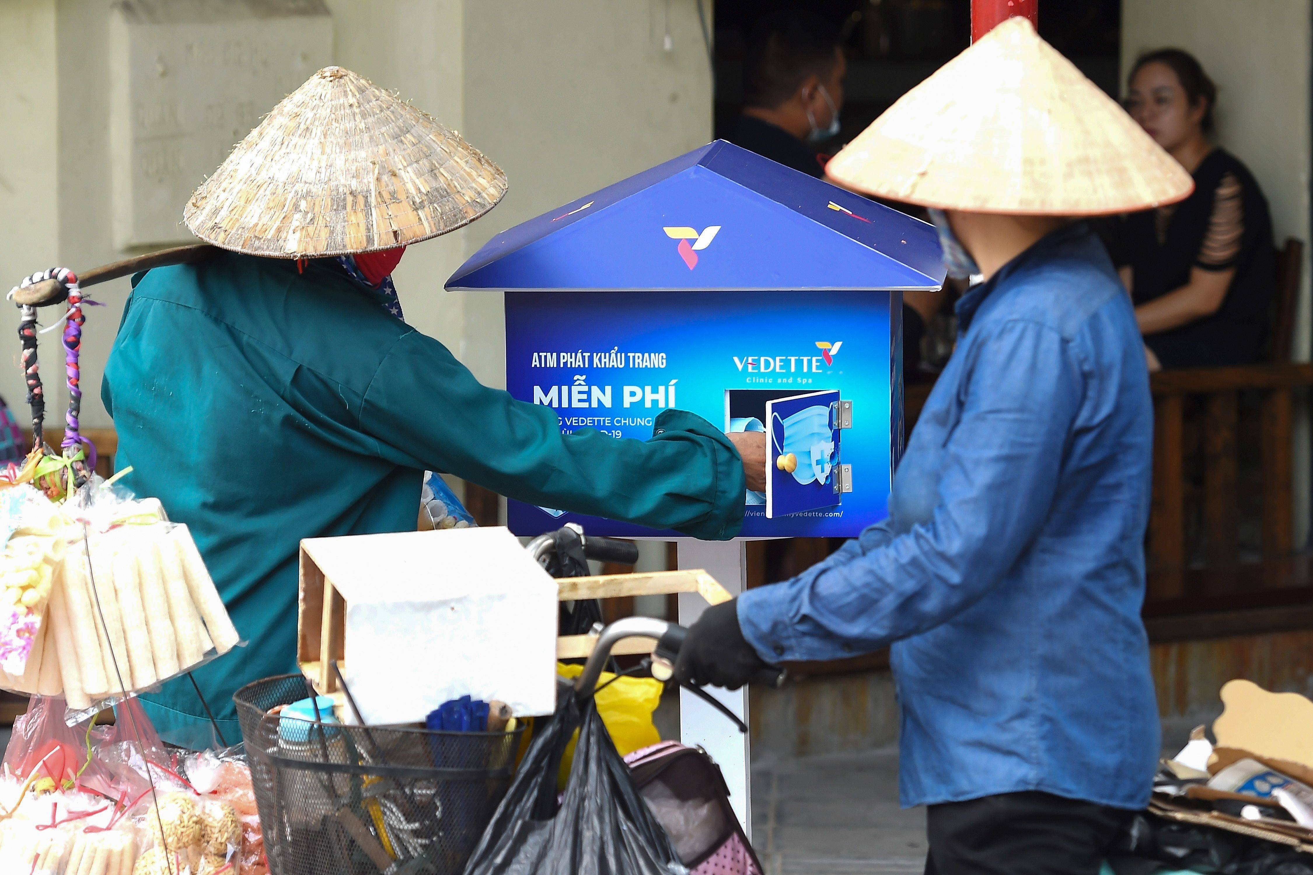 越南:街头的口罩分发箱