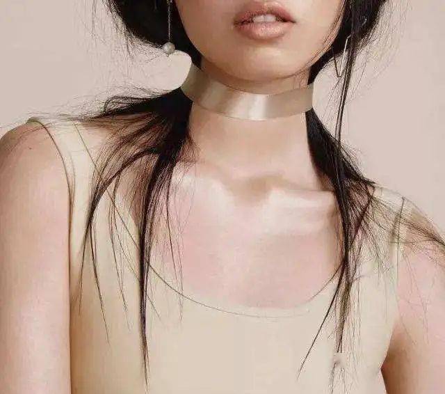 皮肤|白到发光的张雨绮性感冲出屏幕!这次成了“直女斩”