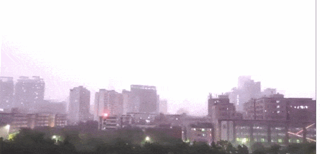 碰上这种雷雨天气