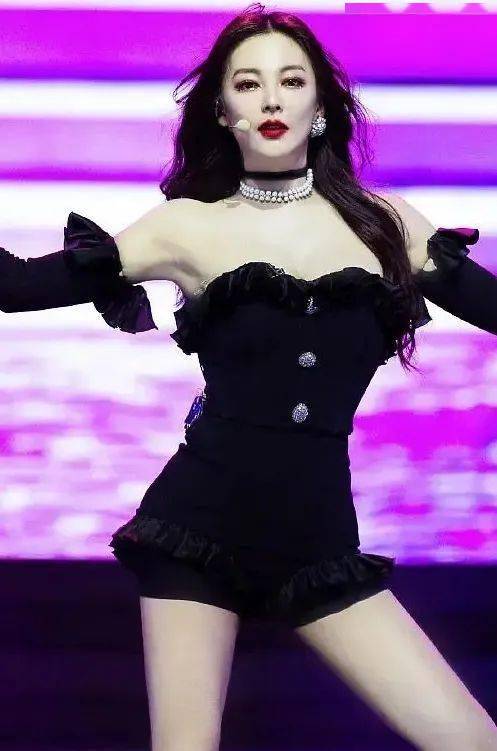 皮肤|白到发光的张雨绮性感冲出屏幕!这次成了“直女斩”